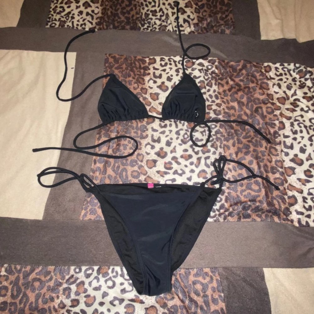 Black bikini